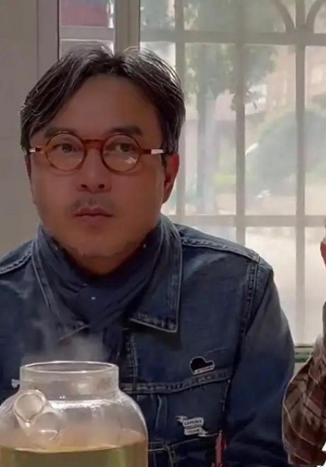 沈梦辰组局请吃饭，无牌饭馆一天只接两桌客，汪涵埋头干饭像老头