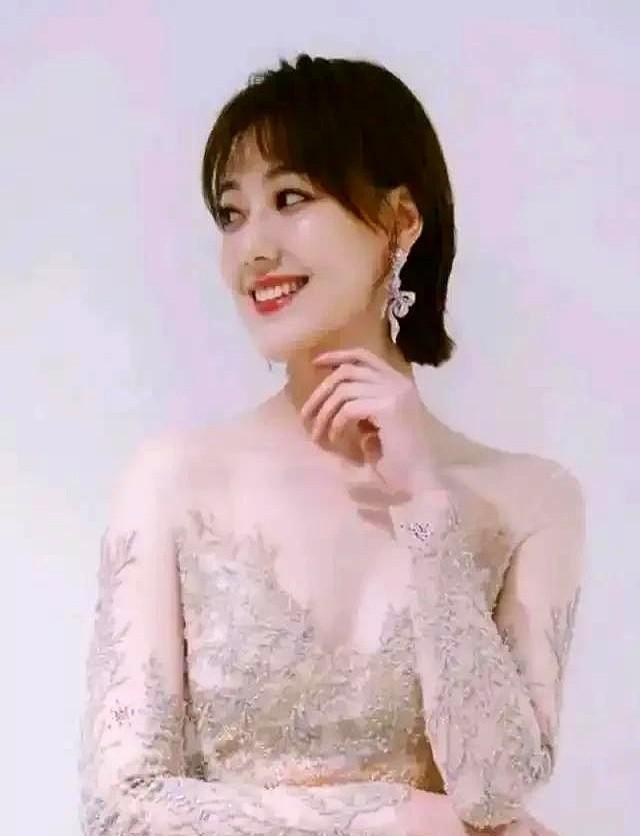 她靠陪睡上位、私生活混乱、甚至被央视“开除”，这些是真的吗？