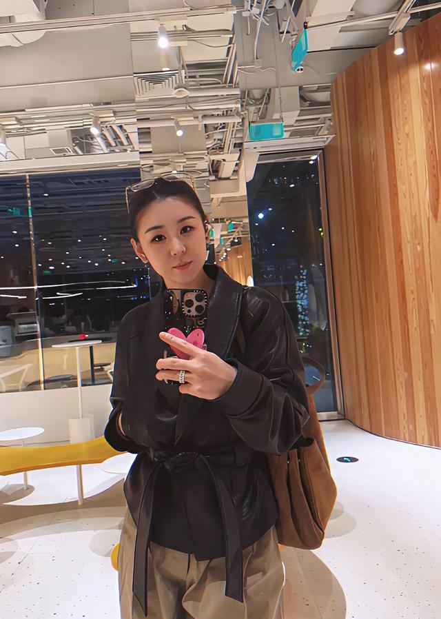 有钱真好！嫁给大连富二代的李小萌 逛街喝咖啡 开的600万劳斯莱斯