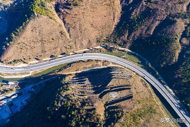 大理洱源县境内的G214国道擅长蛇形走位，堪称经典的天险路段