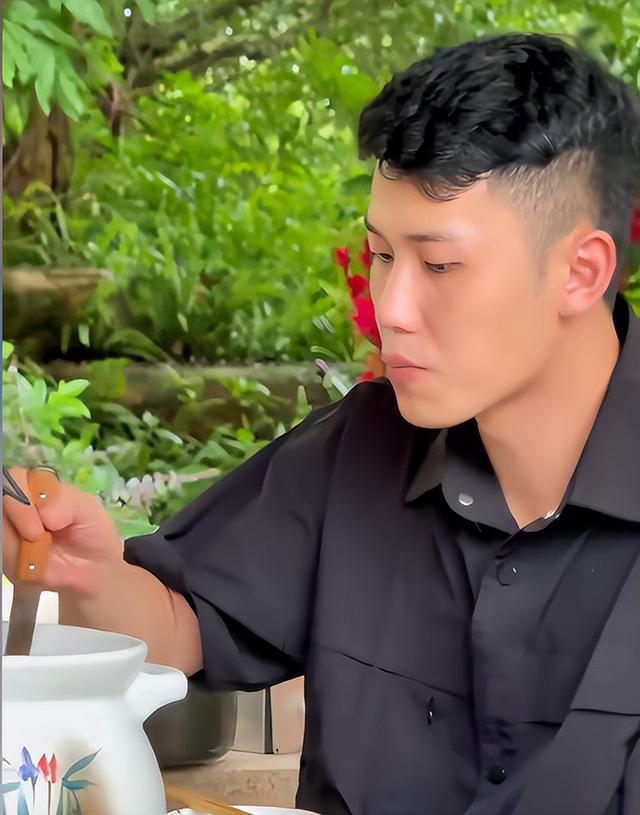 爱情乱了年纪！46岁大妈嫁儿子同学，绝经前怀混血儿，现生活幸福