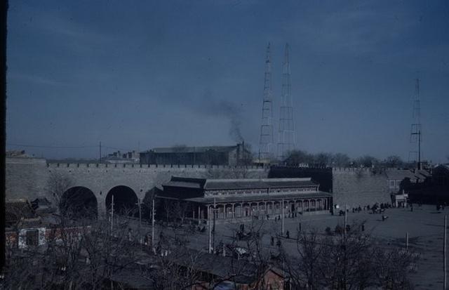 在档案馆里发现罕见照片，1940年代的天安门居然是这个样子。
