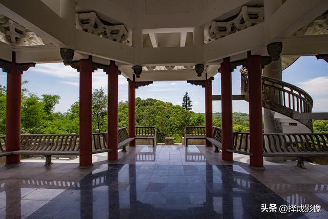 登“尊师亭”，揽西川景