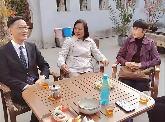 63岁冯远征带71岁妻子梁丹妮回陕西韩城老家，两人牵手逛景点