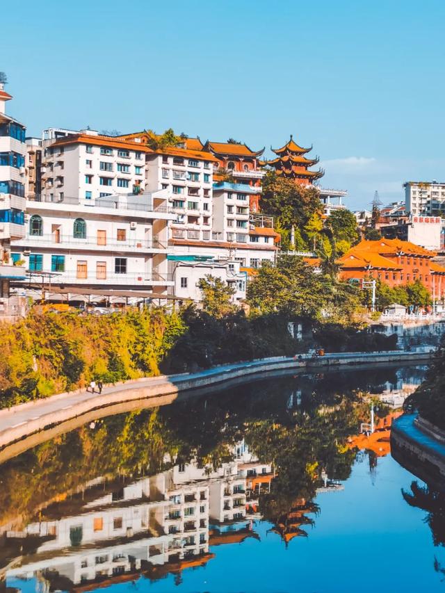 贵州这座转折之城，被茅台光芒掩盖，人少景美，10月错峰游就选它