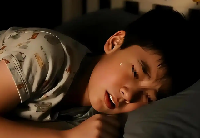 18岁儿子说晚上想和我一起睡,凌晨1点我感觉不对劲,儿子说出真相