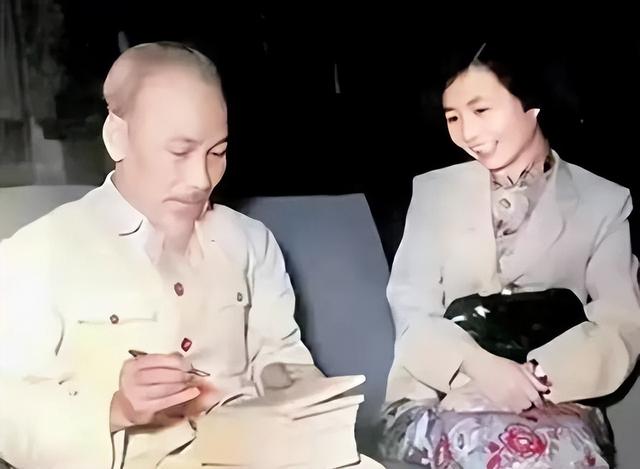 陈毅夫人张茜有多美？41岁和周总理合影，气质非凡美丽动人