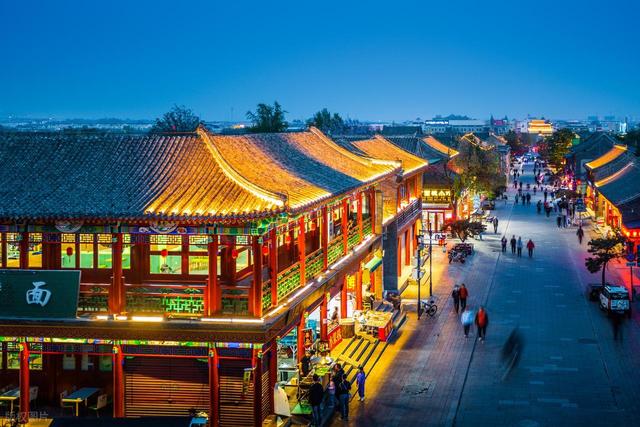 傍晚，长街，在风里的遇见