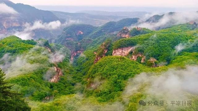 一场秋雨涤，崆峒云海起