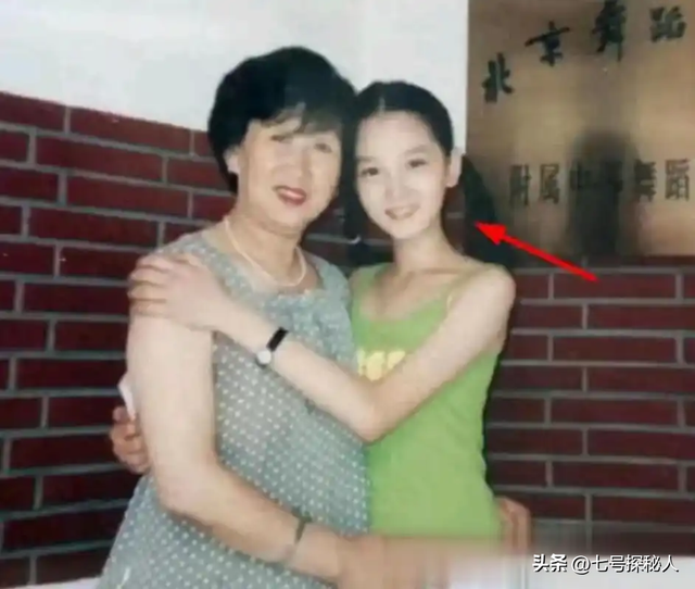 因身材发育过猛，无奈退出国家游泳队，却被三流导演看中捧成顶流