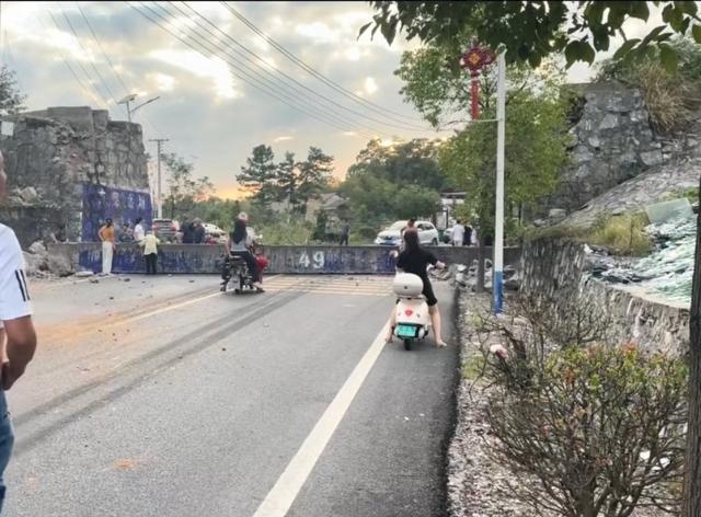湖南邵阳一过水天桥被撞垮塌阻断交通