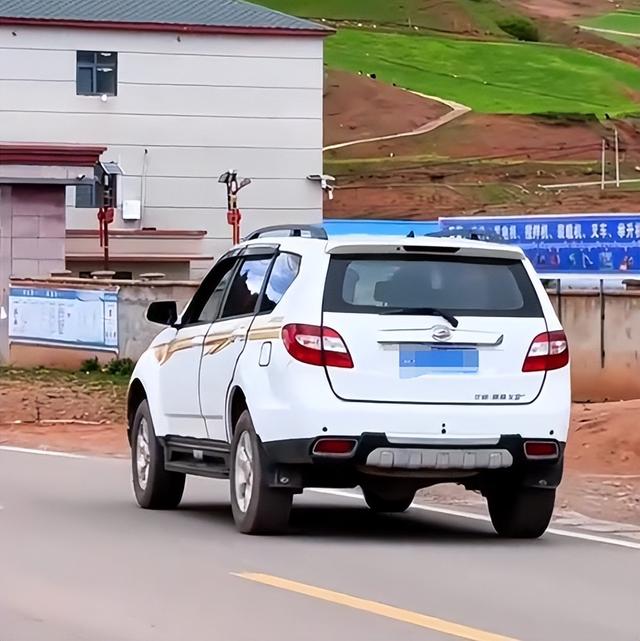 男子西藏遇到尼姑，住在4500米高的地方，吃肉修行，一闭关七八年