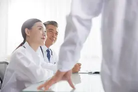 睡不着失眠的，睡前拍打30下，打开全身经络，快速入睡到天亮图片