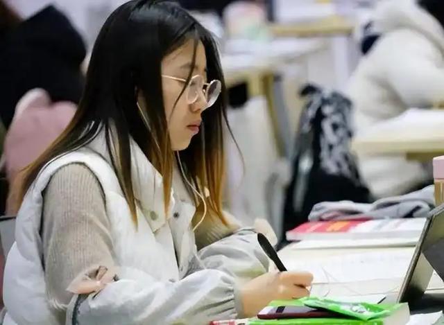 全国出生人口断崖：21年1062万人	，24年954万，25年令人意想不到