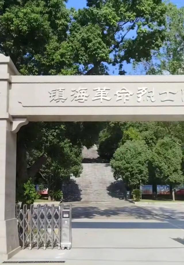 同为《沉默的荣耀》主角，吴石和朱枫的墓前大相径庭、相差悬殊
