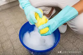 衣服混着洗被染色了，别急着！保姆阿姨教你一招，衣服立马变干净图片