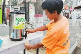 无人看守茶水摊天天免费暖路人图片