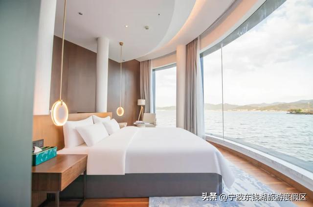 一场迟到的银杏雨，给钱湖南路染上了秋天的颜色~