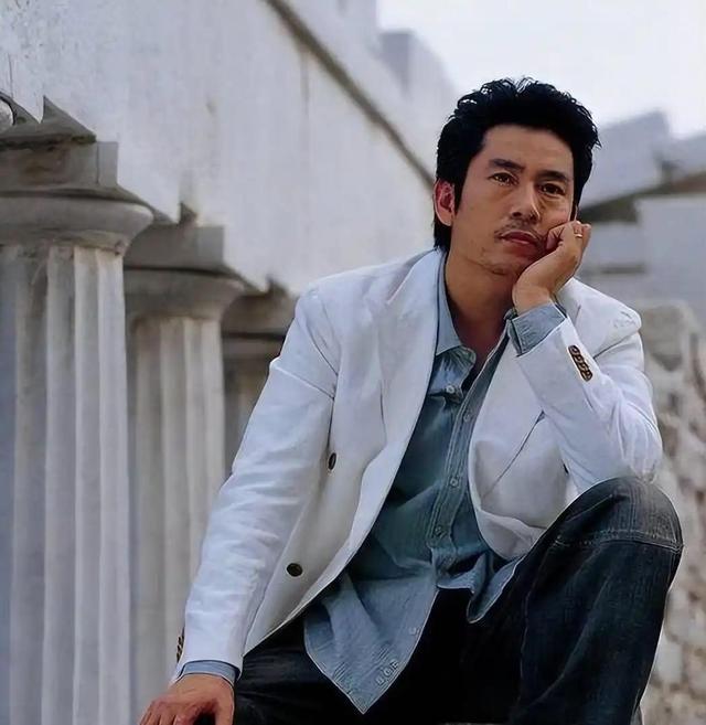 54岁凭央视大剧一夜爆火，如今又父子同台飙戏，17岁儿子比他还帅