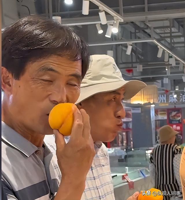 领韩国旅游团参观中国菜市场：试吃乱瞟还不好意思，水果买几十斤