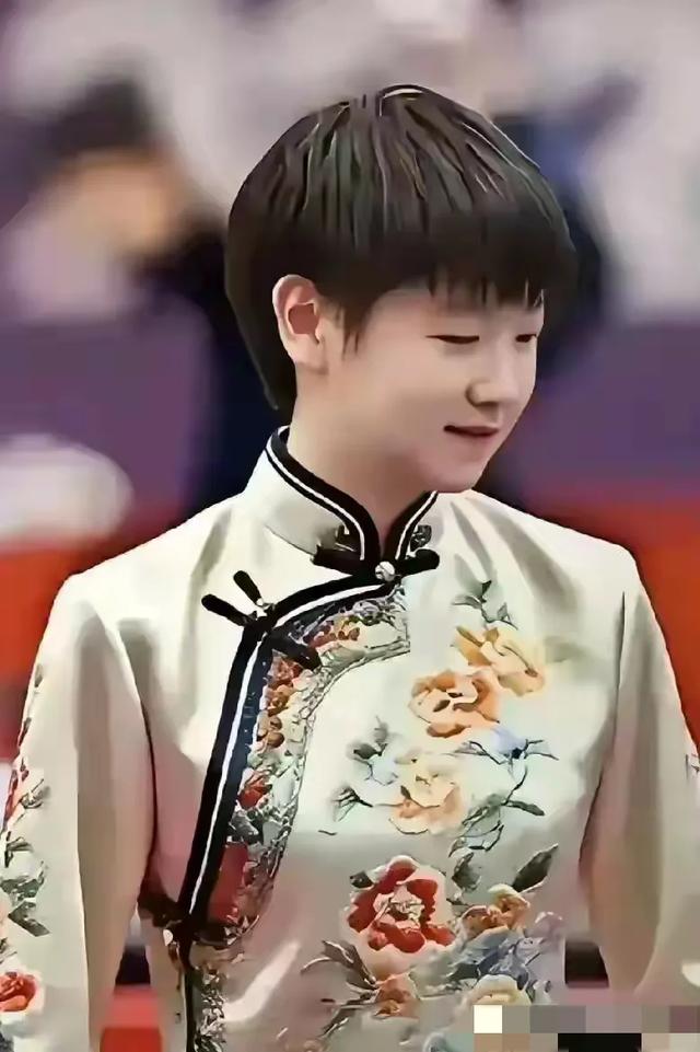 孙颖莎穿旗袍第一现身！网友直呼：哇塞太美了这身材颜值谁扛得住