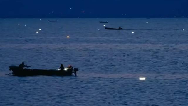 炳灵湖上，渔灯与星光的私语