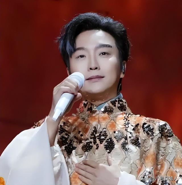 善恶终有报！47岁“跌落神坛”的李玉刚	，终是活成了“跳梁小丑”