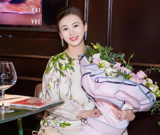 她出身清华大学，因拍三级片与父母决裂，如今不让女儿进娱乐圈