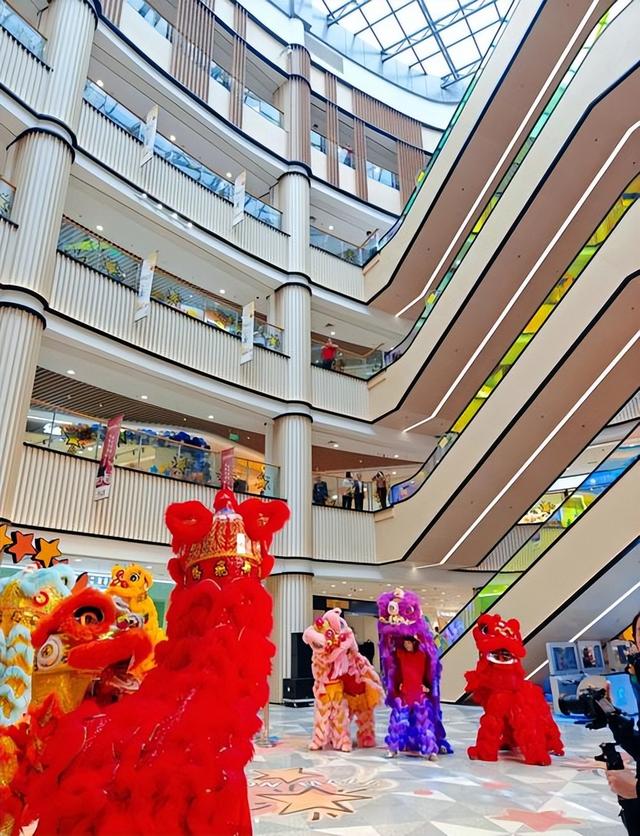 从寺庙到商场，年轻人为啥扎堆拜财神？购物中心的流量焦虑藏不住