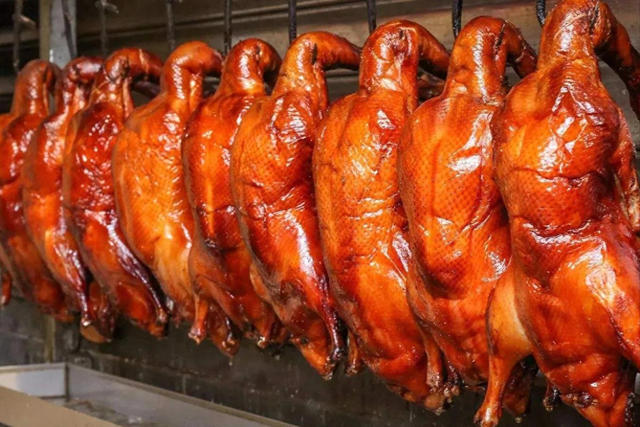 活鸭120元，做成烤鸭25元！利润还有36%，得知原因后：敢放心吃了