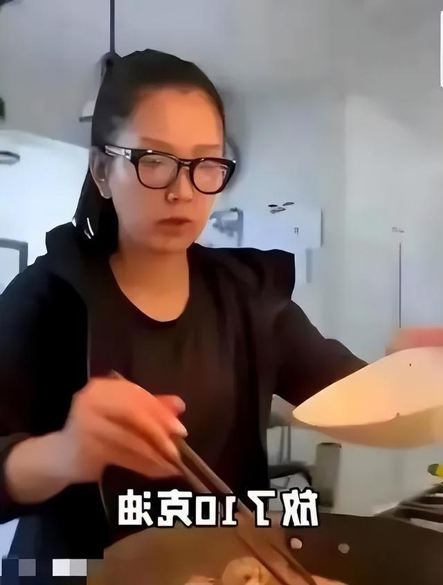 40岁何洁瘦成排骨胸！带三个孩子 为了生活经常直播到凌晨三四点