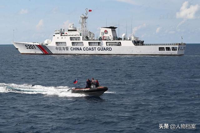 菲军威胁中国，敢登座滩军舰就动武，不到72小时，中国拖船逼近