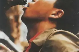 他是老山第一兵！一丝不挂在距离越军仅10米的石缝中，坚守117天图片