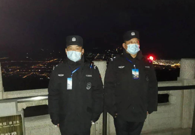 多次伸手触摸女性臀部！女子夜爬泰山拍下咸猪手，结局却令人心寒