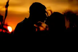 去年我请假陪女同学旅游，意外发生了一段动人情事！图片