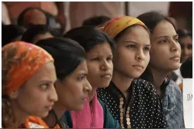 印度不愧是“人间炼狱”：奇葩习俗刷新三观，愚昧无知让人发指图片