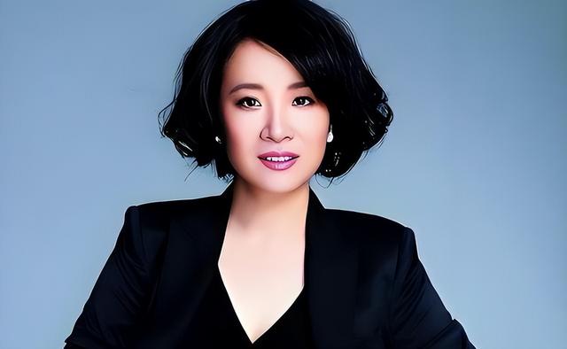 她是国家一级女演员，多次给坐轮椅丈夫戴绿帽，如今儿子也是演员
