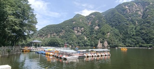 湖光山色，碧波微澜下的翠华山山崩奇观