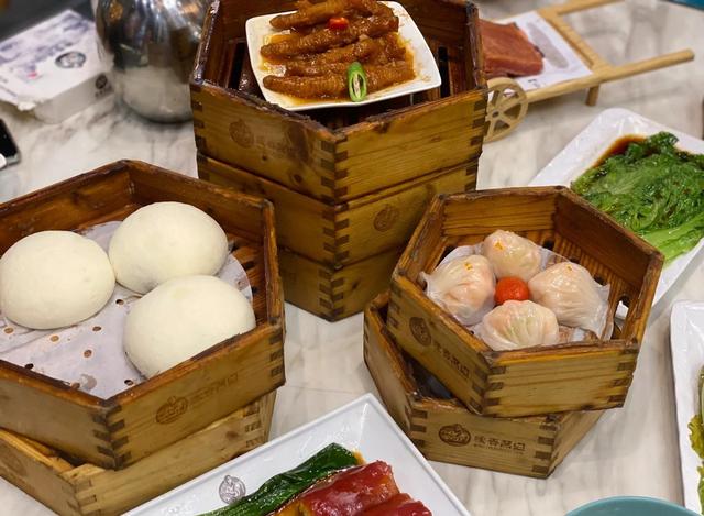 东方旋风席卷欧美！中国免签政策火出圈，老外直呼想“润”来中国