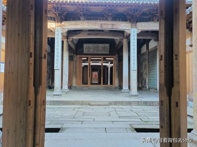 古韵今风的田园画卷，彩色门楼的特色景观，黟县屏山古村落