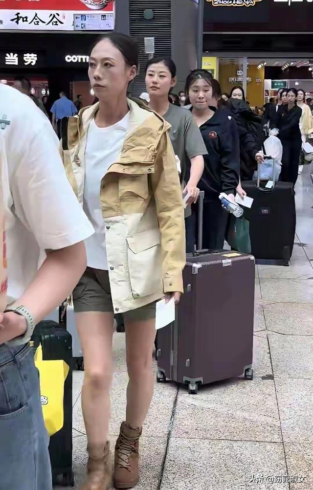 女民兵们各自返程回家，身高都在180左右，军装一脱依旧光芒万丈!