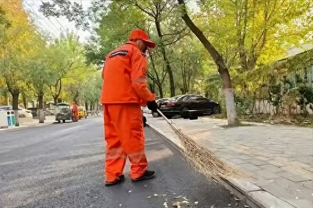 67岁环卫工打扫时被撞身亡，用人单位诉请撤销工伤认定，称签劳务协议时超退休年龄 法院驳回