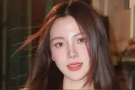 泰国女星小水晒和男友甜蜜自拍，却被网友喊话男友是三白眼，快跑图片