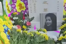 于月仙去世三周年，79岁母亲携家人去墓地祭拜，一直抽泣令人心疼图片