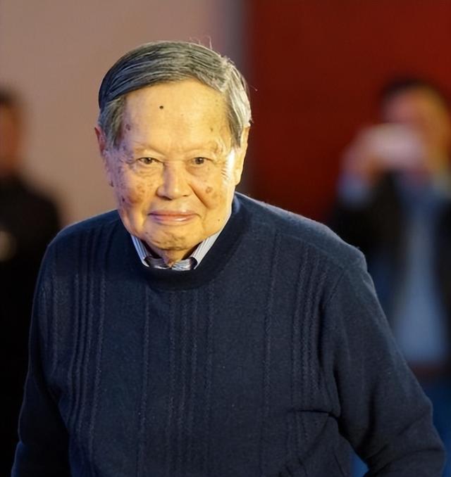 翁帆也没想到，丈夫杨振宁去世后，竟因生前一个举动再次口碑暴涨