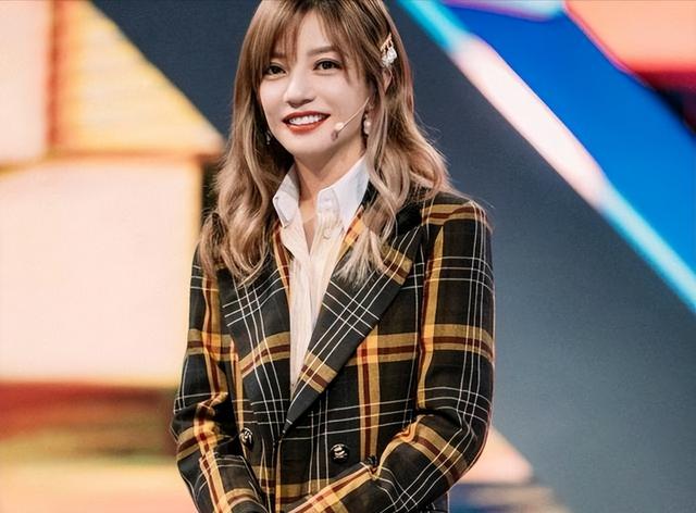 面相又变了！49岁赵薇广东吃饭又老又凶，当年的小燕子再也回不去