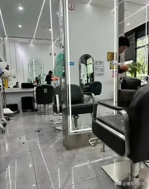全国理发店陷入倒闭潮，不是没客人，而是自己把自己玩黄了！