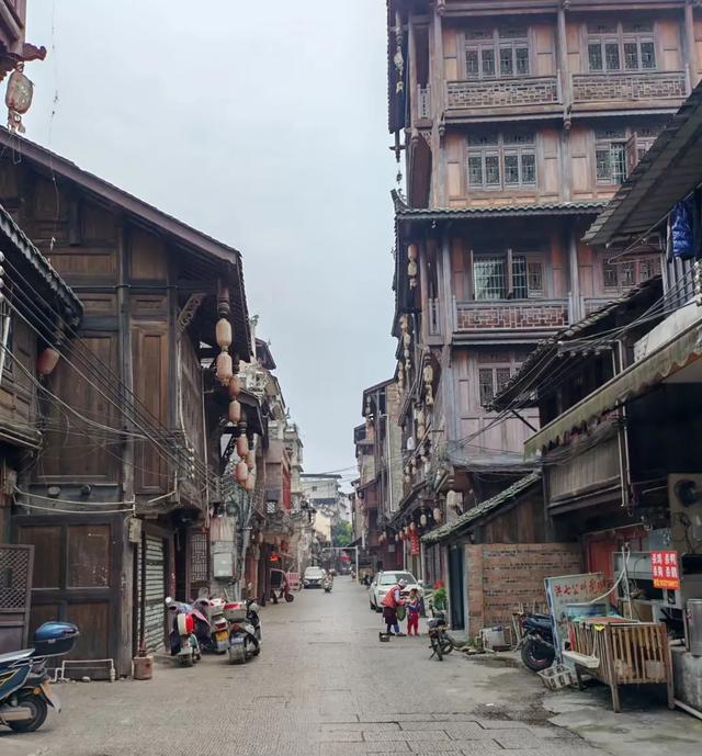 贵州省榕江县在黔东南州，有贵广高铁经过，当地老街叫中河古街