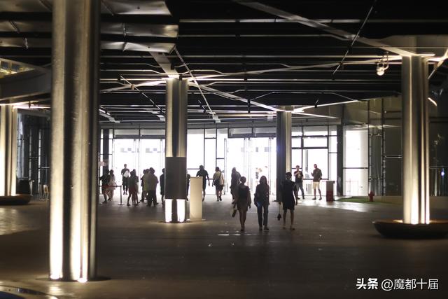 温室花园夜游启幕！下雨浇不灭游客热情