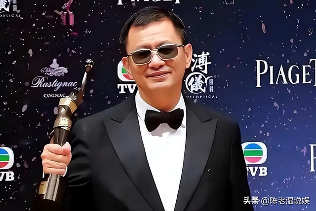 陪玩陪睡仅冰山一角！集体开嫖、舔手指、互撕，"圈中内幕"太荒唐